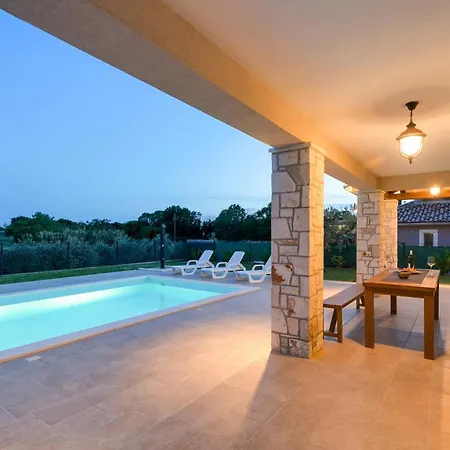 Angelina With 3 Bedrooms And Pool In Novigrad * Buzinija