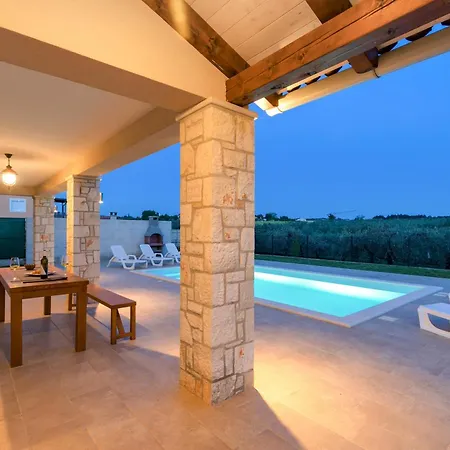 Angelina With 3 Bedrooms And Pool In Novigrad Villa *
