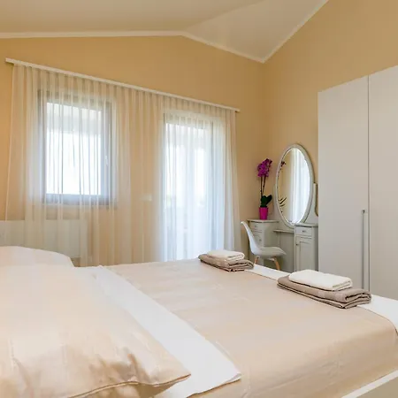 Villa Angelina With 3 Bedrooms And Pool In Novigrad *
