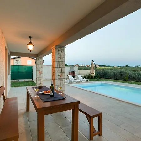 Angelina With 3 Bedrooms And Pool In Novigrad *