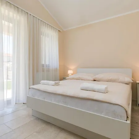 Angelina With 3 Bedrooms And Pool In Novigrad Villa