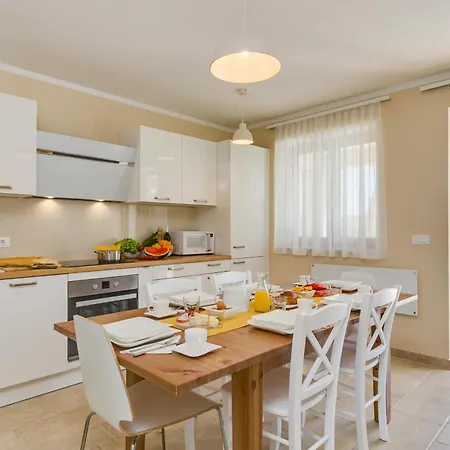 Villa Angelina With 3 Bedrooms And Pool In Novigrad Buzinija