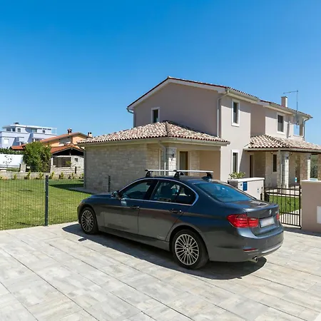 Angelina With 3 Bedrooms And Pool In Novigrad * Buzinija
