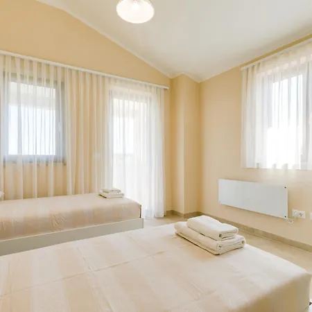 Angelina With 3 Bedrooms And Pool In Novigrad *