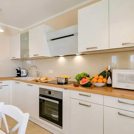 Villa Angelina With 3 Bedrooms And Pool In Novigrad
