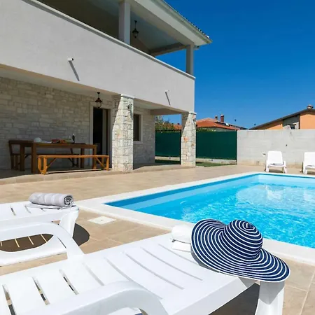 Angelina With 3 Bedrooms And Pool In Novigrad Buzinija