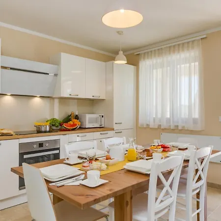 Angelina With 3 Bedrooms And Pool In Novigrad *