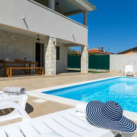 Angelina With 3 Bedrooms And Pool In Novigrad * Novigrad Istria