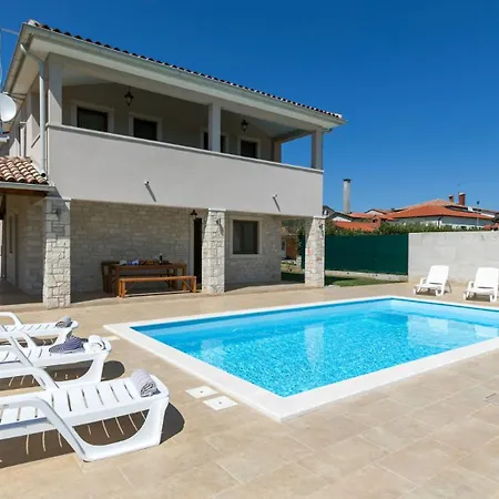 Angelina With 3 Bedrooms And Pool In Novigrad * Novigrad Istria