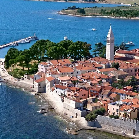 Angelina With 3 Bedrooms And Pool In Novigrad